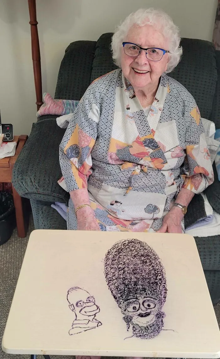 Mi abuela de 96 años ha empezado a ver los Simpsons hace poco. Y ha hecho este dibujo