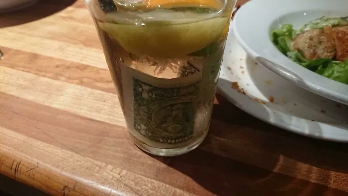 Un cliente decidió dejarle propina a su camarero de esta forma