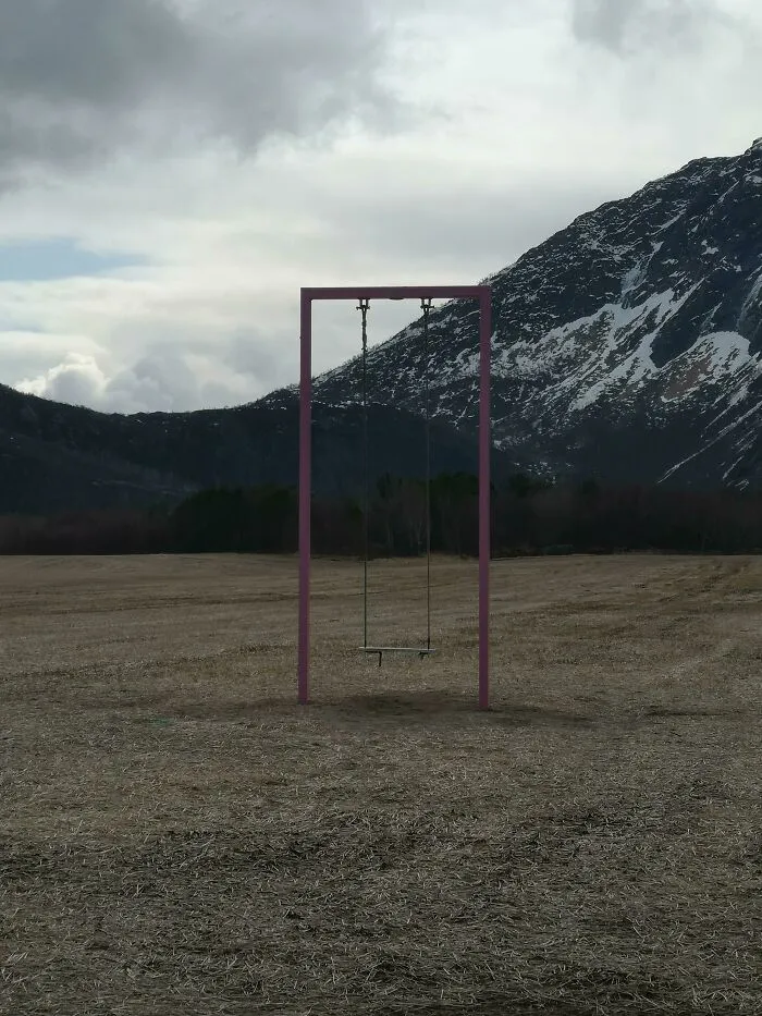 Este columpio en medio del campo