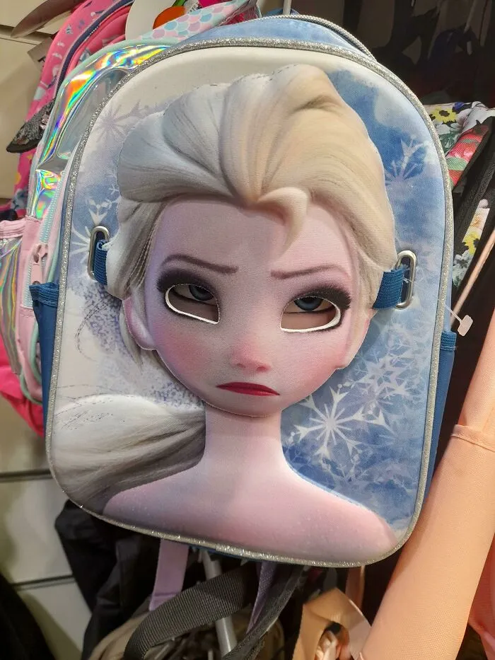 Esta mochila de Elsa tiene una máscara para que puedas usarla... Pero si está en la mochila, Elsa parece muerta por dentro