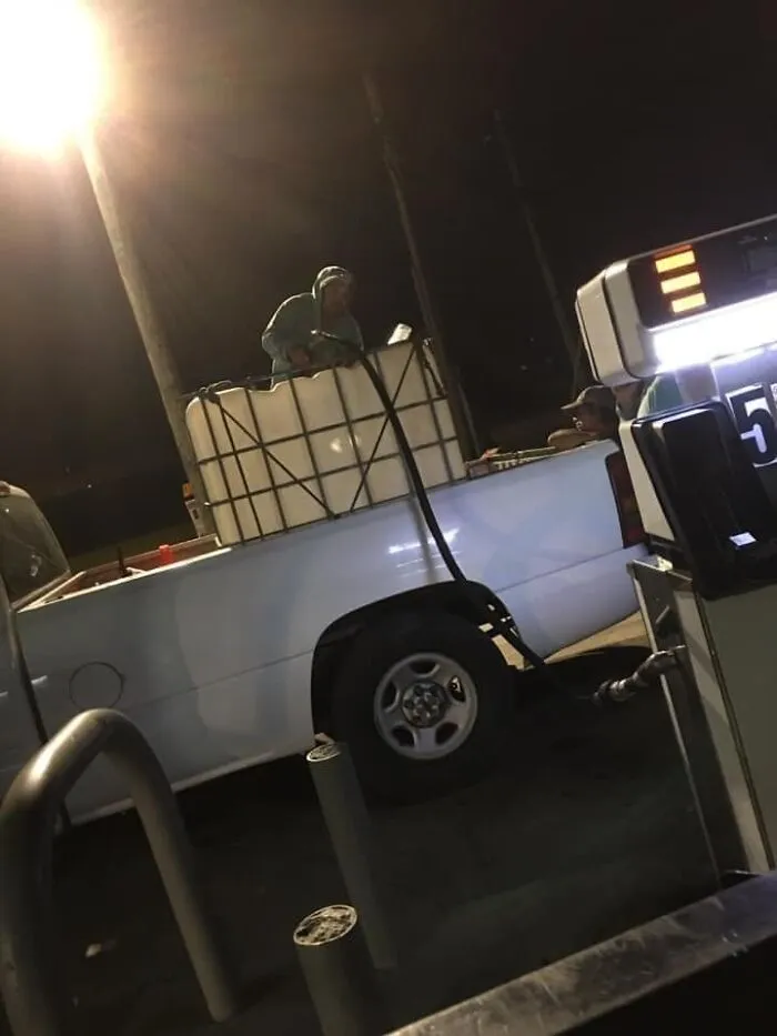 Llenando un tanque de 100 galones durante una escasez de gasolina