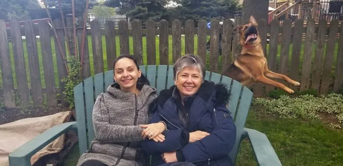 Cuando quieres tomarte una foto bonita por el Día de la Madre ¡pero tu perro decide colarse en ella!