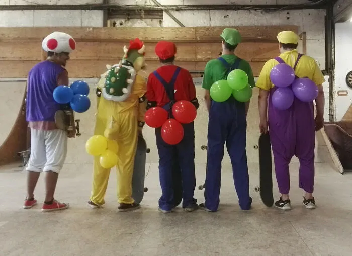 El lema de mi boda el próximo mes es "Super Mario". En mi despedida de soltero, estuvimos en un parque de patinaje y hemos jugado a "Mario Kart"
