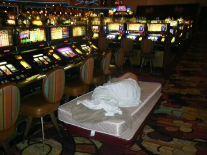Mi amigo en el suelo del casino New York-New York en Las Vegas a las 2 de la madrugada en su despedida de soltero. Esto es 100% cierto