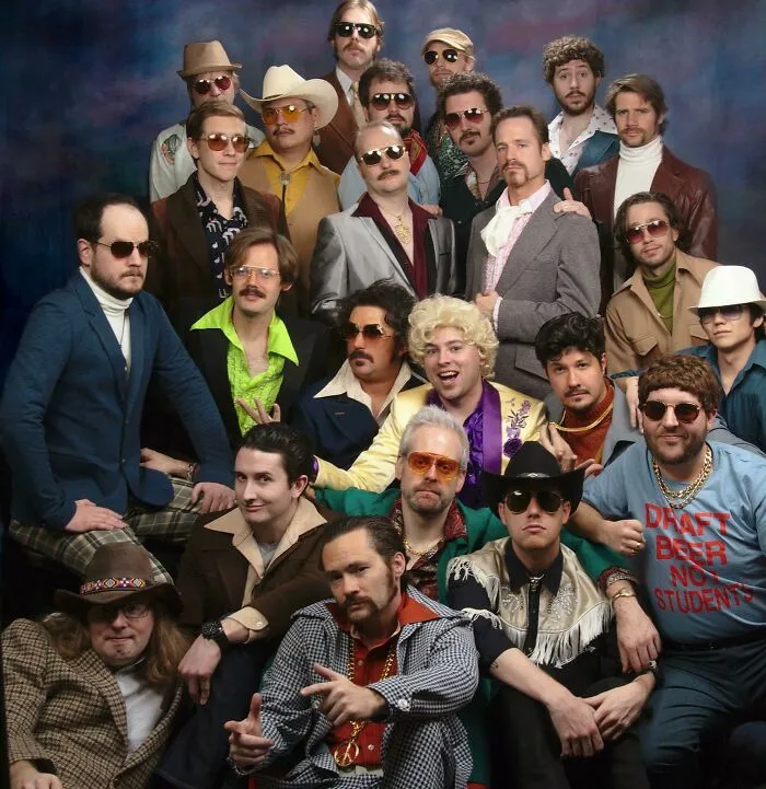 Nos hicimos una foto de grupo en JCPenney para la despedida de soltero de mi amigo