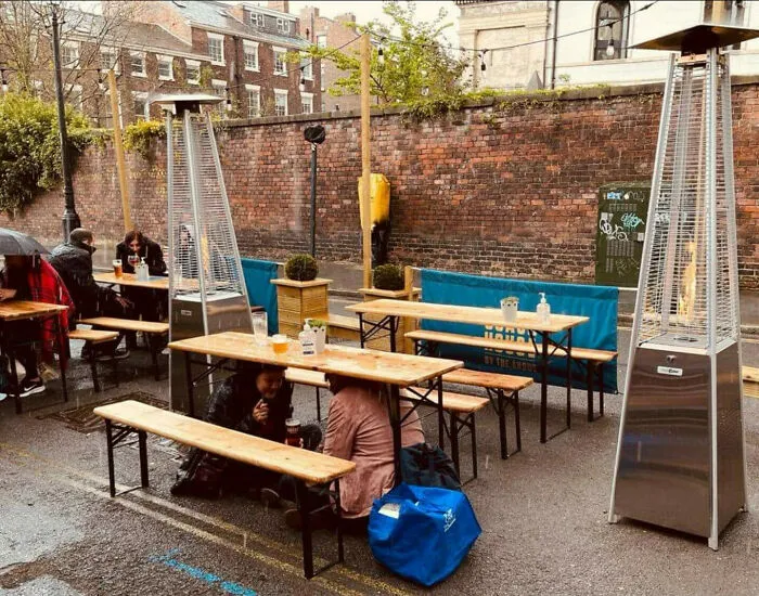 Es festivo y día de cobro. Los esfuezos para poder beber una cerveza a las 17:00 después del trabajo me llenan de orgullo nacional. Liverpool