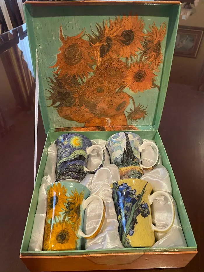 ¡Encontré un juego de 4 tazas de porcelana fina de Van Gogh por $7!