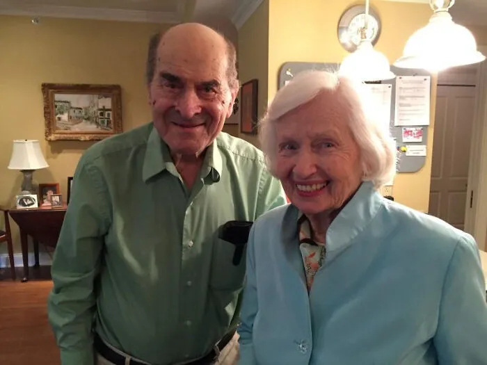 Un hombre de 96 años salva a una mujer de 87 años de morir asfixiada gracias a la maniobra de Heimlich. Ese hombre no es otro que el Dr. Henry Heimlich, el inventor de la técnica. Que maravilla...