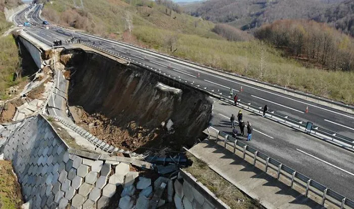  Alto costo de carreteras