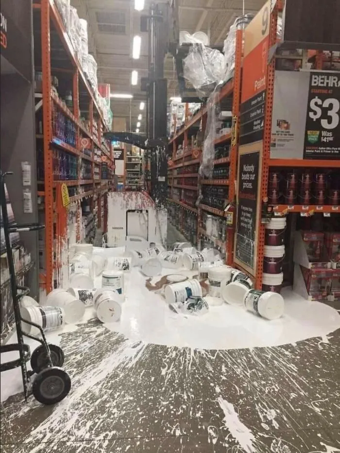 Qué es lo que ocurre cuando colocas los contenedores más grandes de pintura en los estantes más altos