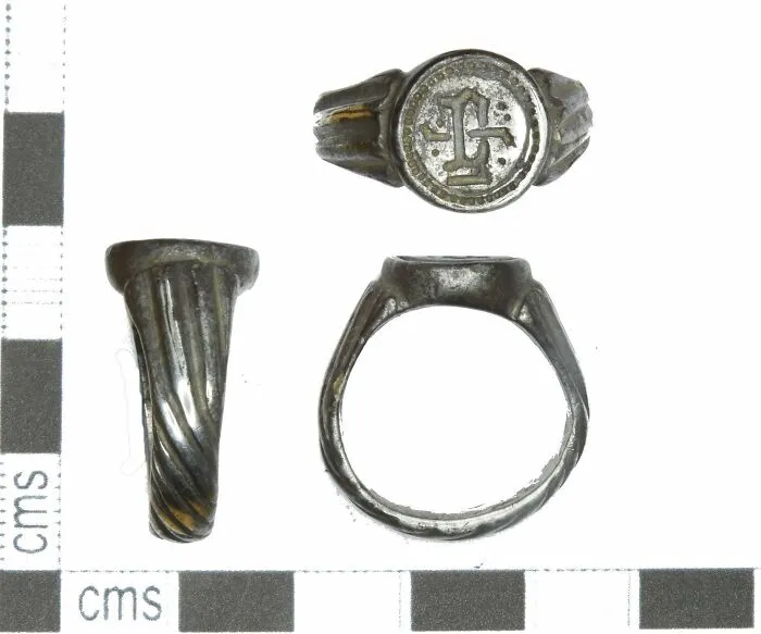 El anillo que encontré es de 1450 aprox. Debido a su antigüedad y material, tengo que subastarlo a un museo