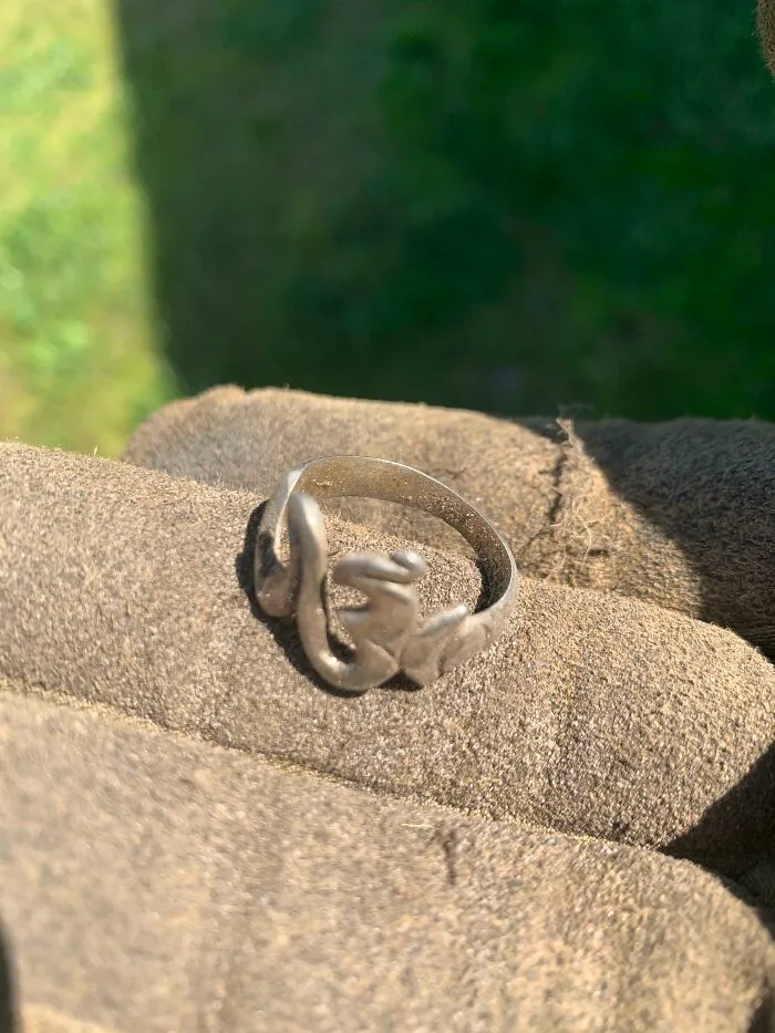 Mi casera me vio con el detector de metal y me dijo que perdió hace 5 años en su jardín su querido anillo de plata que compró en Bali. Lo encontré en 1 hora, casi lloró