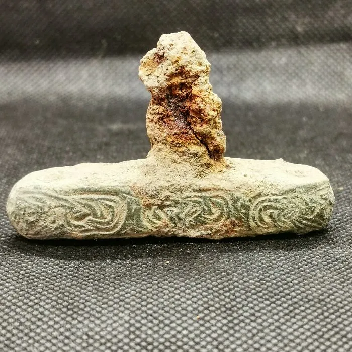 Es la guarda de una espada vikinga, encontrada en un campo de Noruega. Mirad qué diseño