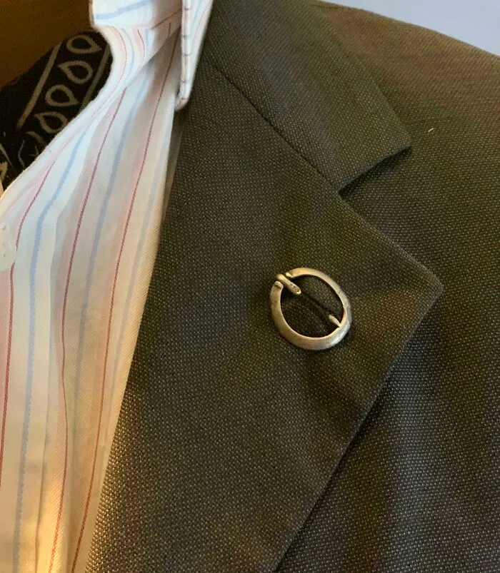 El año pasado encontré este broche anular de plata. Afirman que no cuenta como tesoro, así que me lo puedo poner, por 1ª vez en 400 años