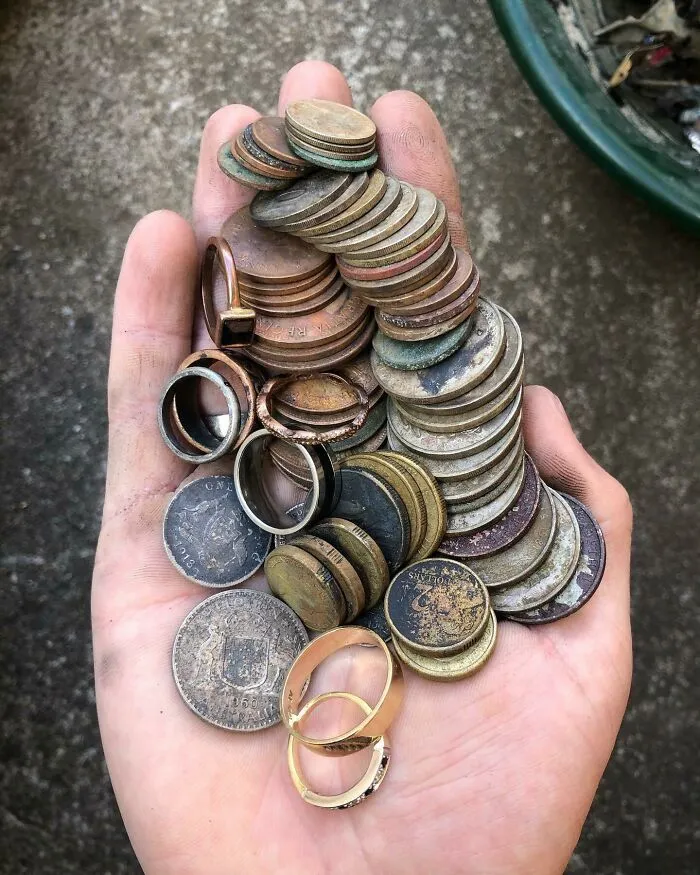 From 1 Beach With My Girlfriend The Other Night. Both Rings Are 18k, 1 With Diamonds. That’s 7 Rings In Total! All Were Shallow With The Equinox 800 And 15x12 Coil