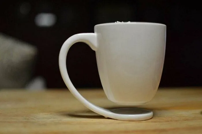 Esta taza flotante - Para eliminar los posavasos
