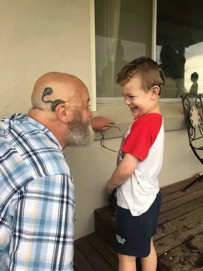 Un abuelo se tatuó un implante de cóclea para parecerse a su nieto