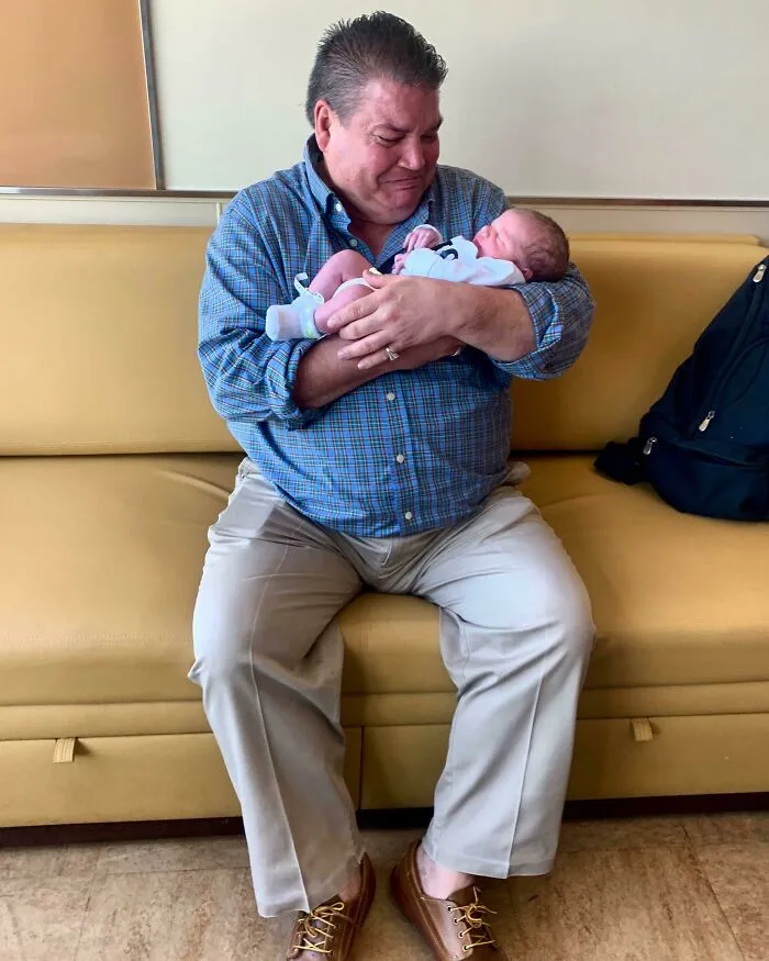 Mi papá conoció a mi hijo por primera vez ayer. Nunca he visto a mi padre tan feliz. Se siente muy bien, hombre