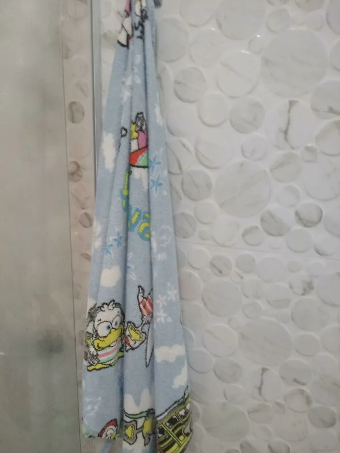 Cuando nos mudamos, mi abuela compró una toalla para cuando yo viniera. 12 años después, sigue colgando la misma toalla del pato para cuando vengo