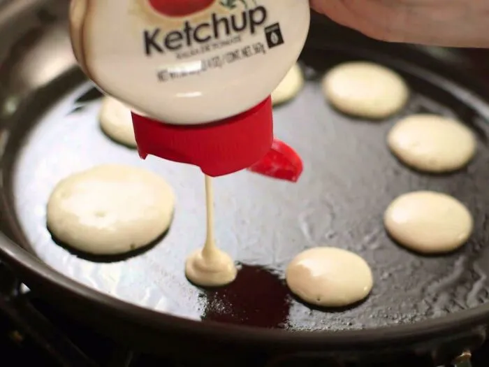Las botellas de kétchup vacías funcionan como excelentes expendedores y envases para masas y mezclas