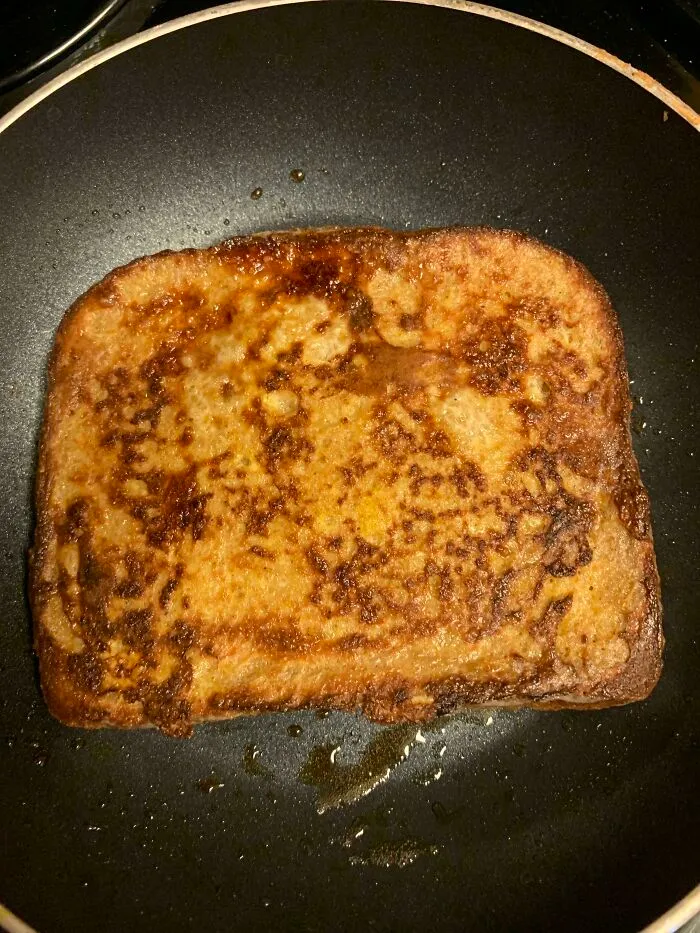 ¡Agrega una pizca de azúcar negra a un huevo y carameliza tu tostada francesa! Además, ¡viva el desayuno como cena!