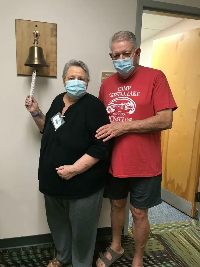 Mi abuela toca la campana tras ganar hoy oficialmente su batalla contra el cáncer de mama