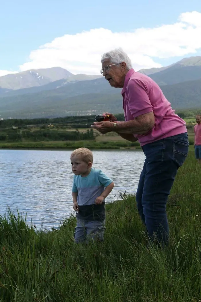 Hoy mi hijo de 3 años y su bisabuela de 89 años se unieron para pescar sus primeros peces. Él lo enganchó y ella lo sacó