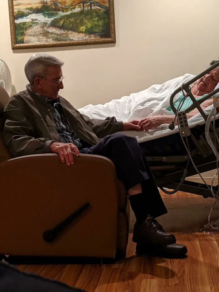 Es más que probable que pierda a mi abuela esta noche, pero siempre apreciaré esta foto de mis abuelos. Casi a 53 años de casados