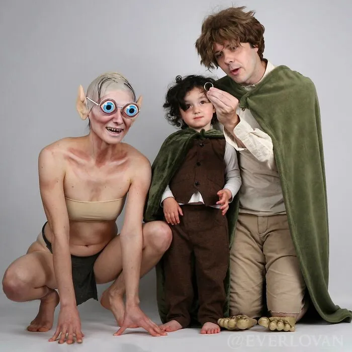 This Family Photo. Sure It’s The Kid’s Gonna Be Posting It R/Blunderyears In A Couple Years