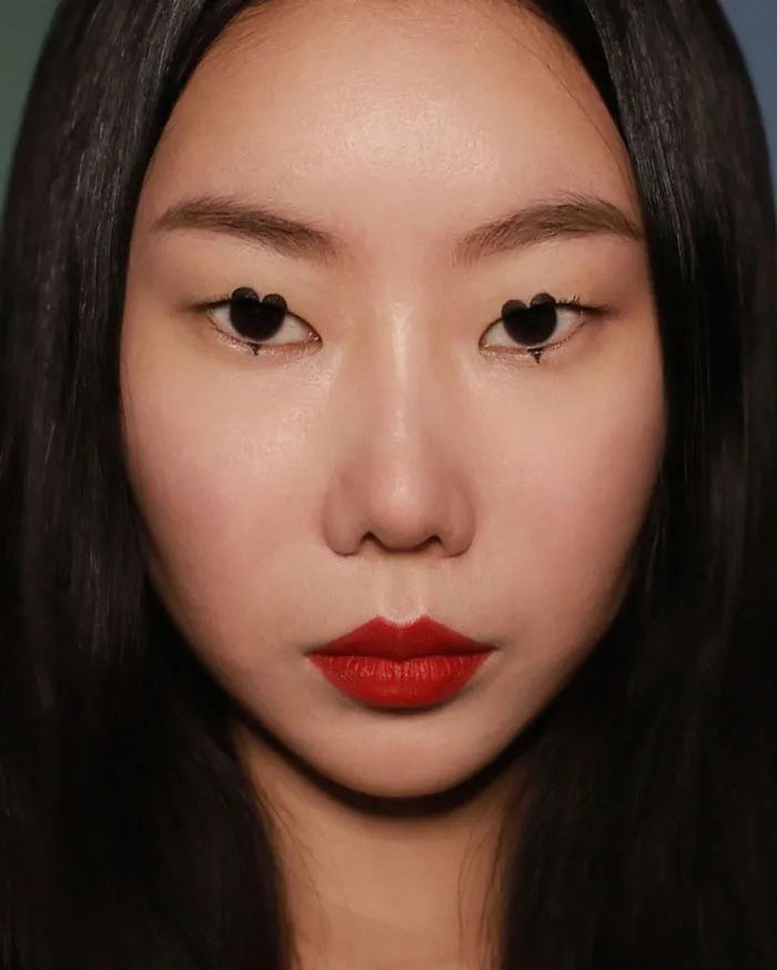 Korean Artist Goes Viral For Transforming Herself Into Mind-Bending Optical Illusions Without Any Photoshop (32 New Pics)