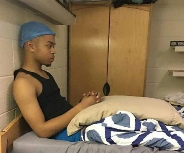 Cuando suena tu alarma y tratas de contar cuántas veces has faltado ya a esa clase