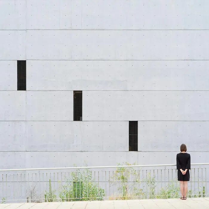 30 Shots Combining Perfectly Executed Poses And Interactions With Architecture By A Photography Duo Couple