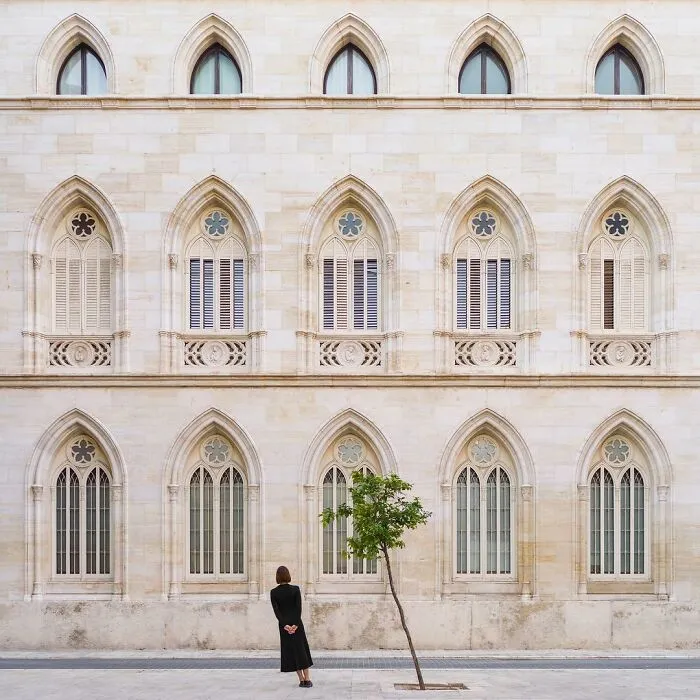 30 Shots Combining Perfectly Executed Poses And Interactions With Architecture By A Photography Duo Couple