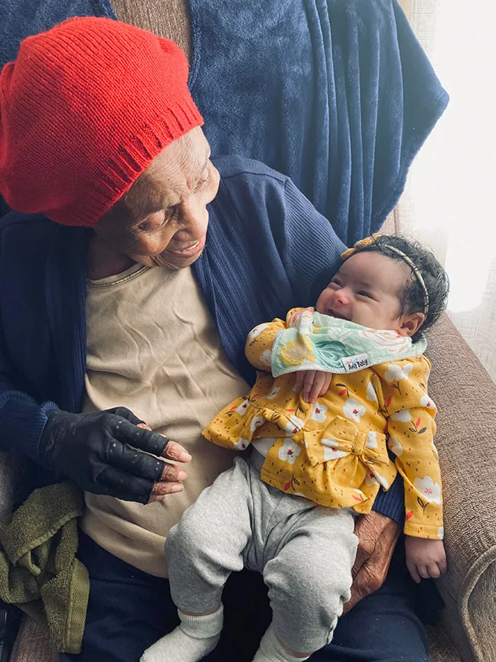 Mi bisabuela, que cumplirá 103 años el día de San Valentín, se ríe con mi hija de 2 meses