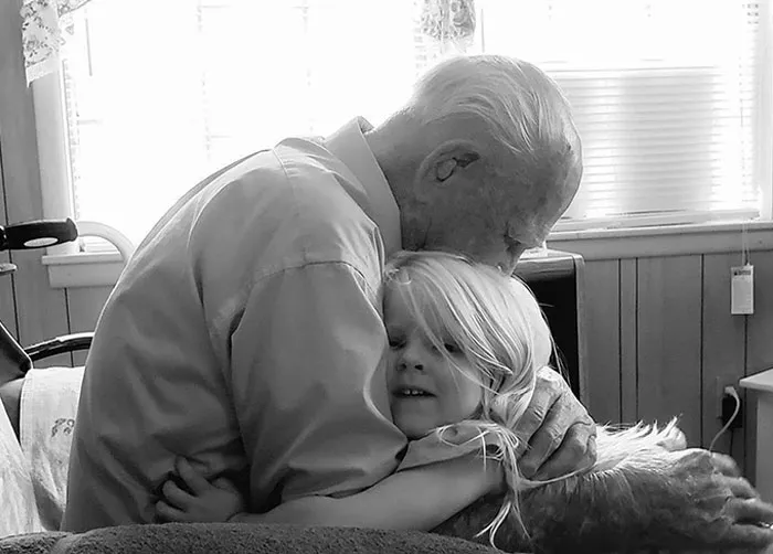100 años de diferencia. Mi abuelo en su 103º cumpleaños con mi hija de 3 años. Esta foto no tiene precio para mí