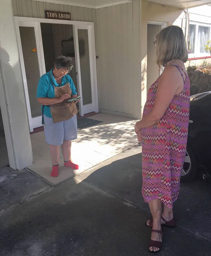 Nuestra vecina no tiene Wi-Fi, así que le pedimos que se uniera al nuestro. Una vez que se conectó, recibió 70 mensajes de sus hijos que viven en el extranjero.
