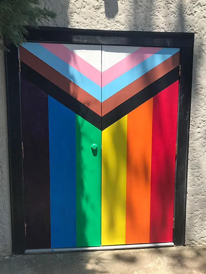 Un tipo pintó con spray algunos insultos antigay muy explícitos en un garaje de la calle (una pareja gay vive allí), así que nuestro vecindario se reunió y pintó esto