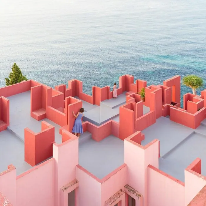 30 Shots Combining Perfectly Executed Poses And Interactions With Architecture By A Photography Duo Couple