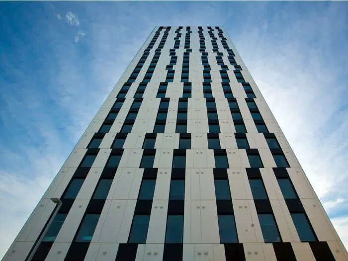 Este edificio tiene a mi ciudad alborotada
