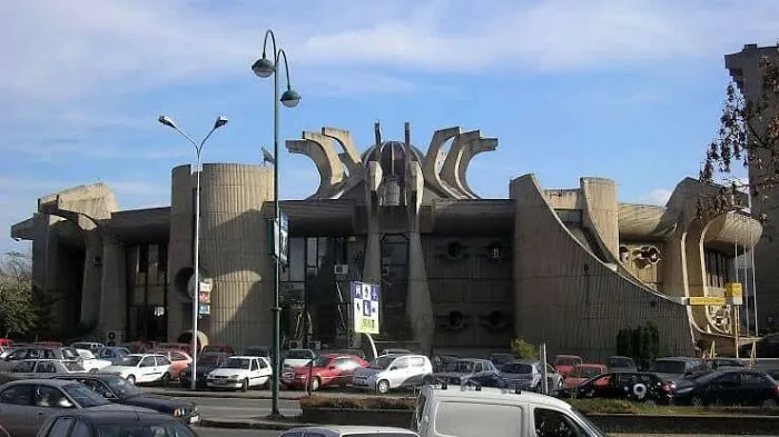 La flor gloriosa del brutalismo comunista es la antigua Oficina Central de Correos de Skopje, Macedonia del Norte. Algunos quieren que se conserve
