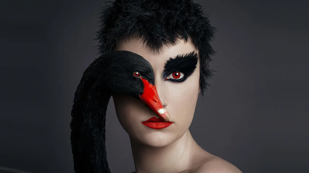Esta fotógrafa se hace autorretratos con animales en su colección “Animeyed” (13 fotos nuevas)