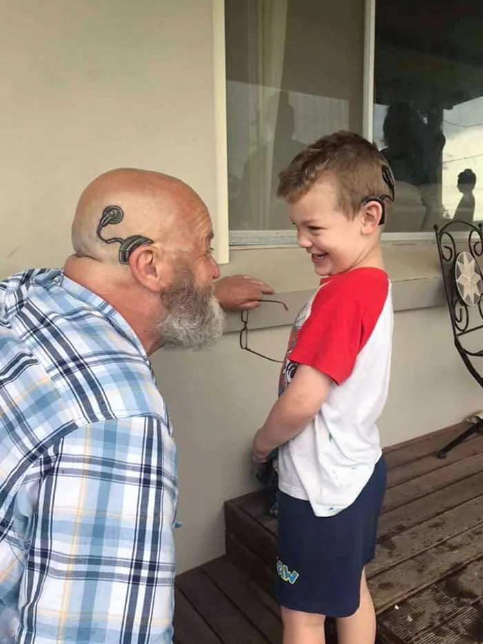 Este abuelo se tatuó un implante coclear para ser como su nieto