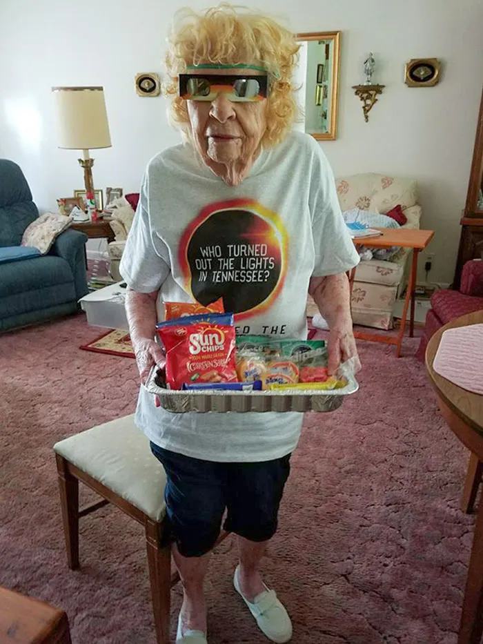 Mi vecina de 101 años estaba más que lista para el eclipse de hoy