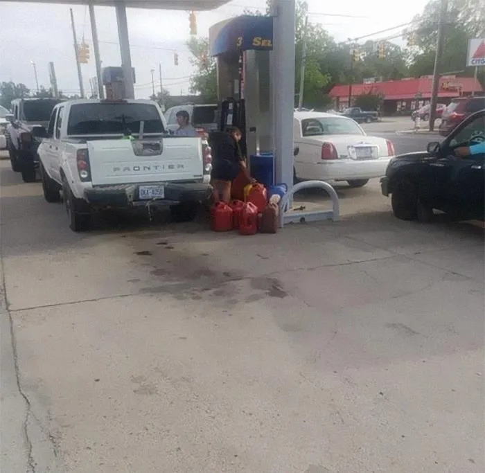 Llenando todas las garrafas de gasolina que tienen en su garaje