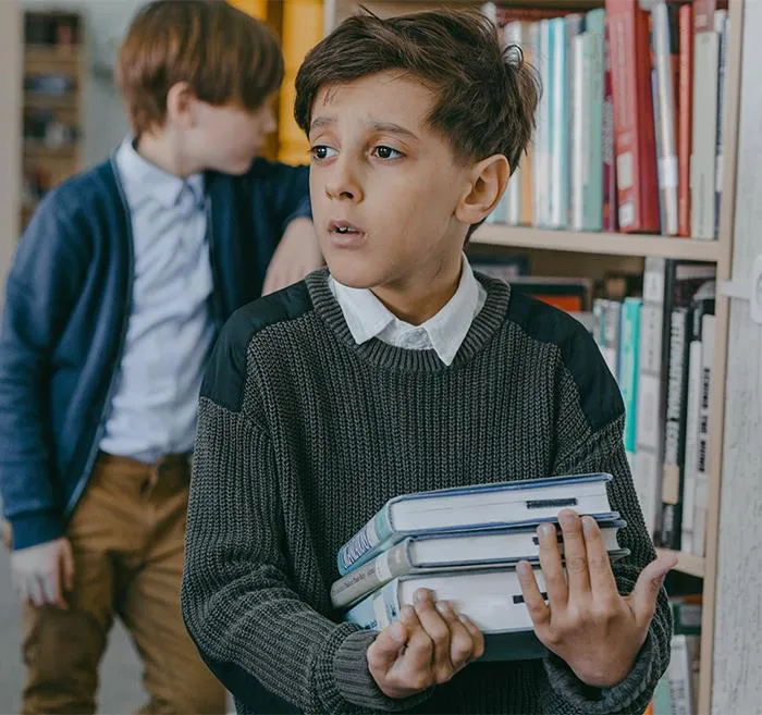 25 Normas estúpidas y alucinantes que se impusieron en algunas escuelas