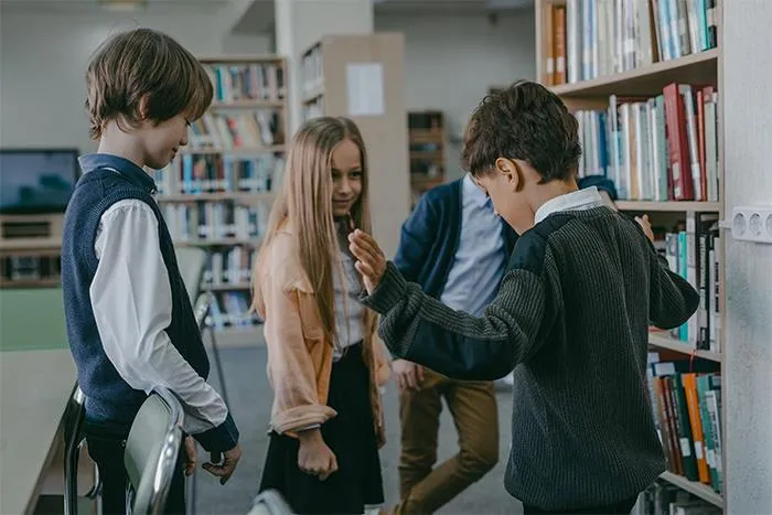 25 Normas estúpidas y alucinantes que se impusieron en algunas escuelas