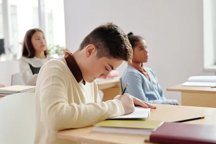 25 Normas estúpidas y alucinantes que se impusieron en algunas escuelas
