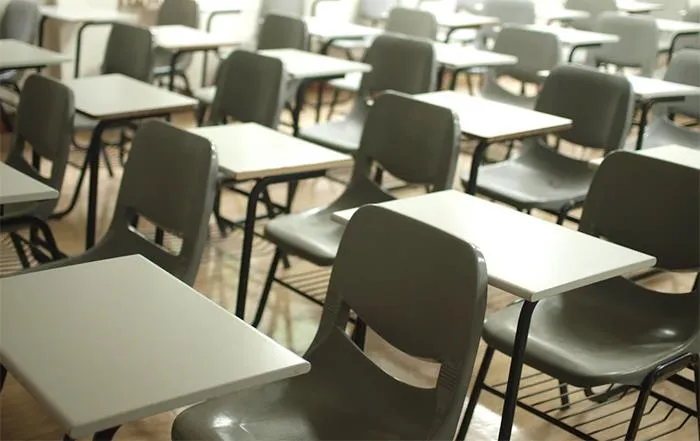 25 Normas estúpidas y alucinantes que se impusieron en algunas escuelas