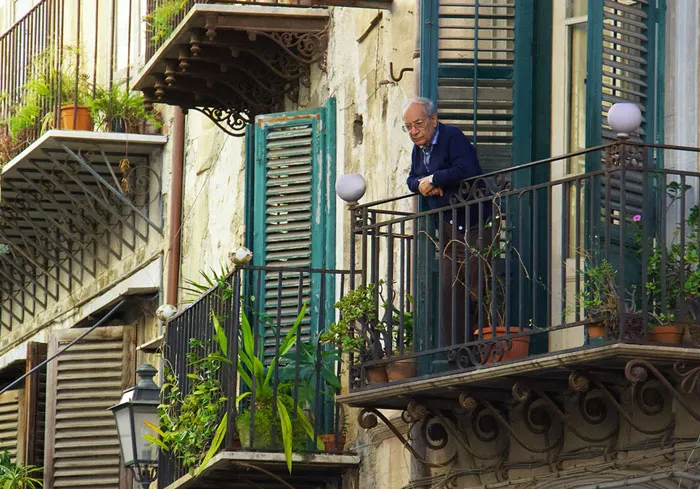 30 People Share Stories Of How Their "Crazy Neighbor" Earned That Name