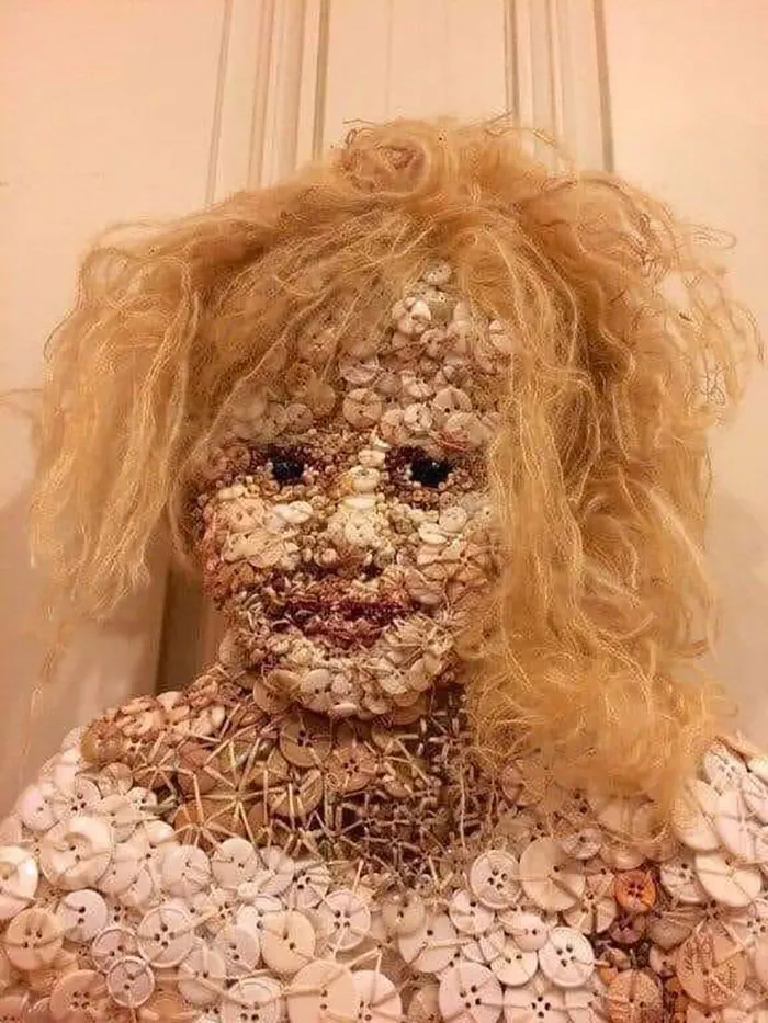 Muñeca hecha con botones